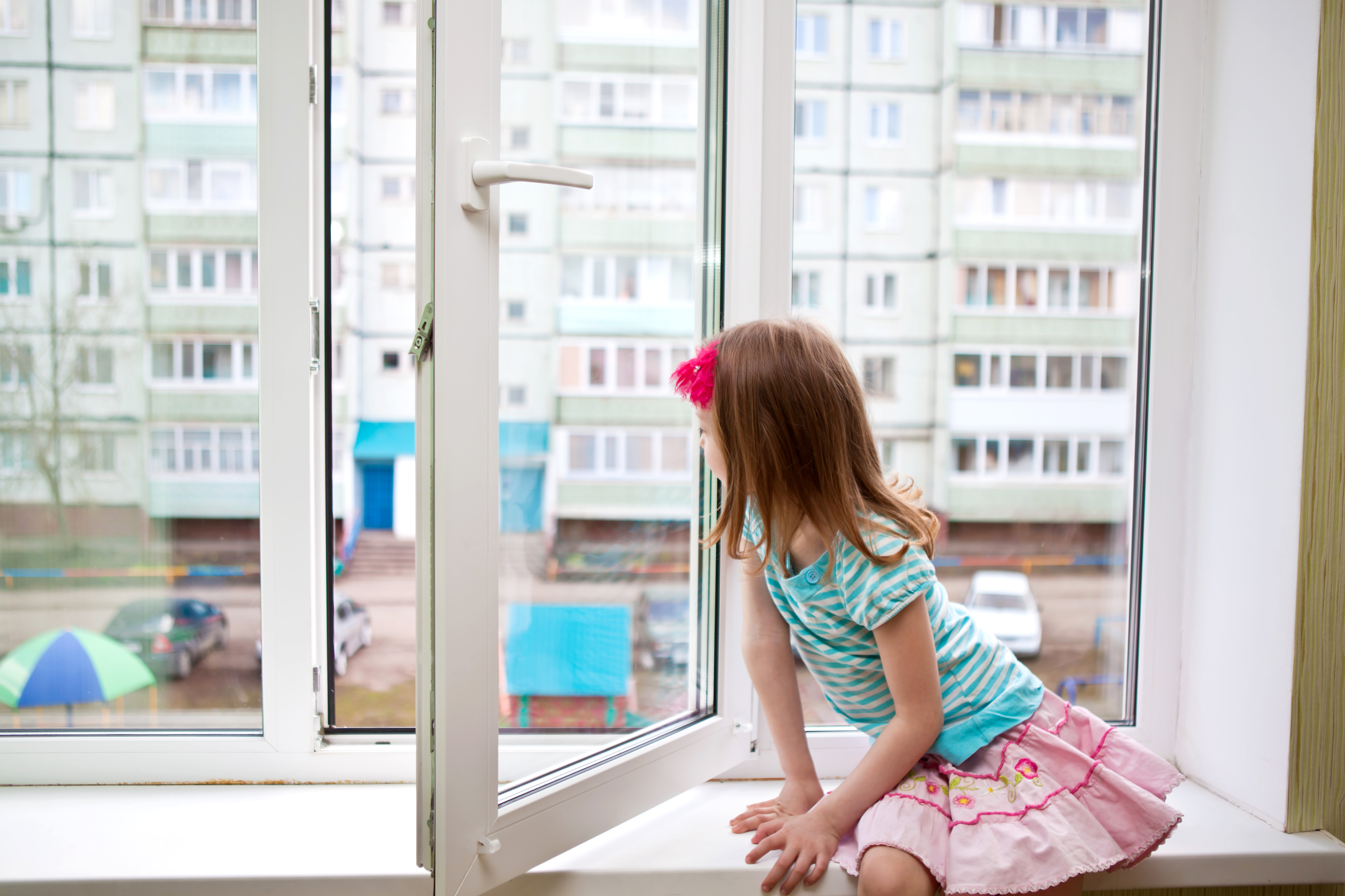 Почему игра в окне. Ребенок на подоконнике. Девочка у окна. Девочка на подоконнике. Ребенок около окна.
